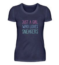 Lade das Bild in den Galerie-Viewer, Girl who loves sneakers - T-shirt