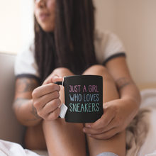 Lade das Bild in den Galerie-Viewer, Girl who loves sneakers -Tasse