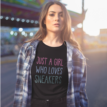 Lade das Bild in den Galerie-Viewer, Girl who loves sneakers - T-shirt